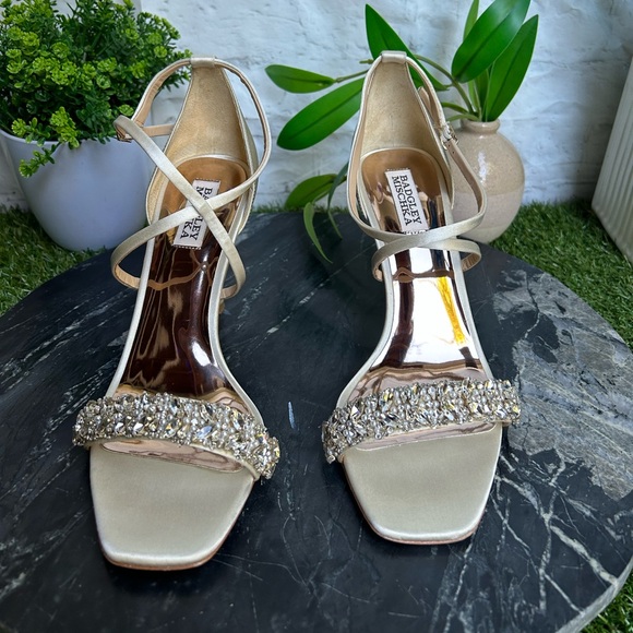 BADGLEY MISCHKA
Nala Curvy Stiletto
Heel Ivory Satin size 9 
$245 store display - Picture 14 of 16